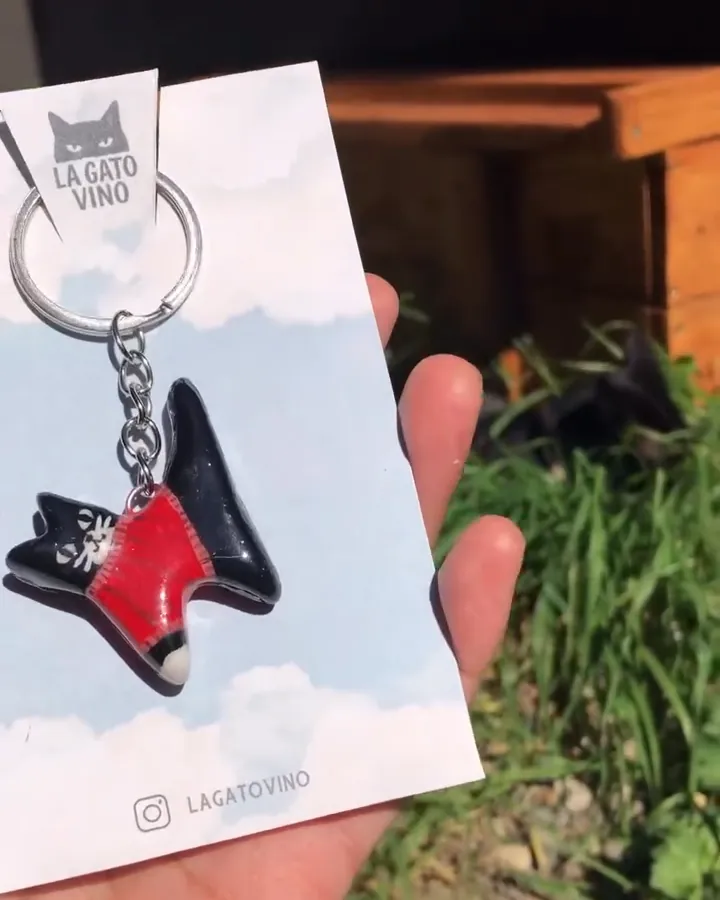 Llavero de gatito en su tarjeta de Lagatovino, listo para enviar