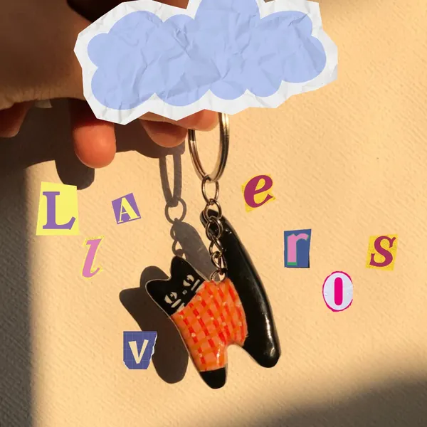 Llavero de gatito con letras recortadas y una nube de papel
