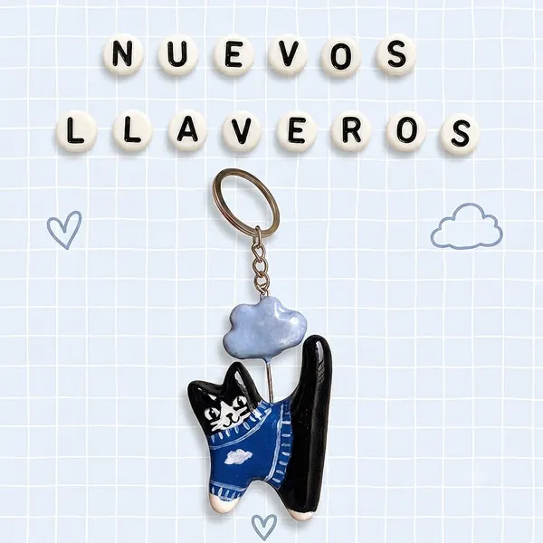 Llavero de gatito con nube sobre papel cuadriculado