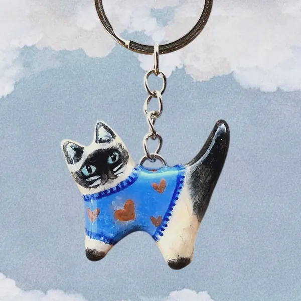 Llavero de gatito siamés con sweater de corazones