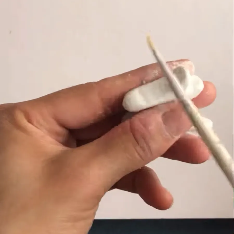Manos modelando un gatito en porcelana fría blanca