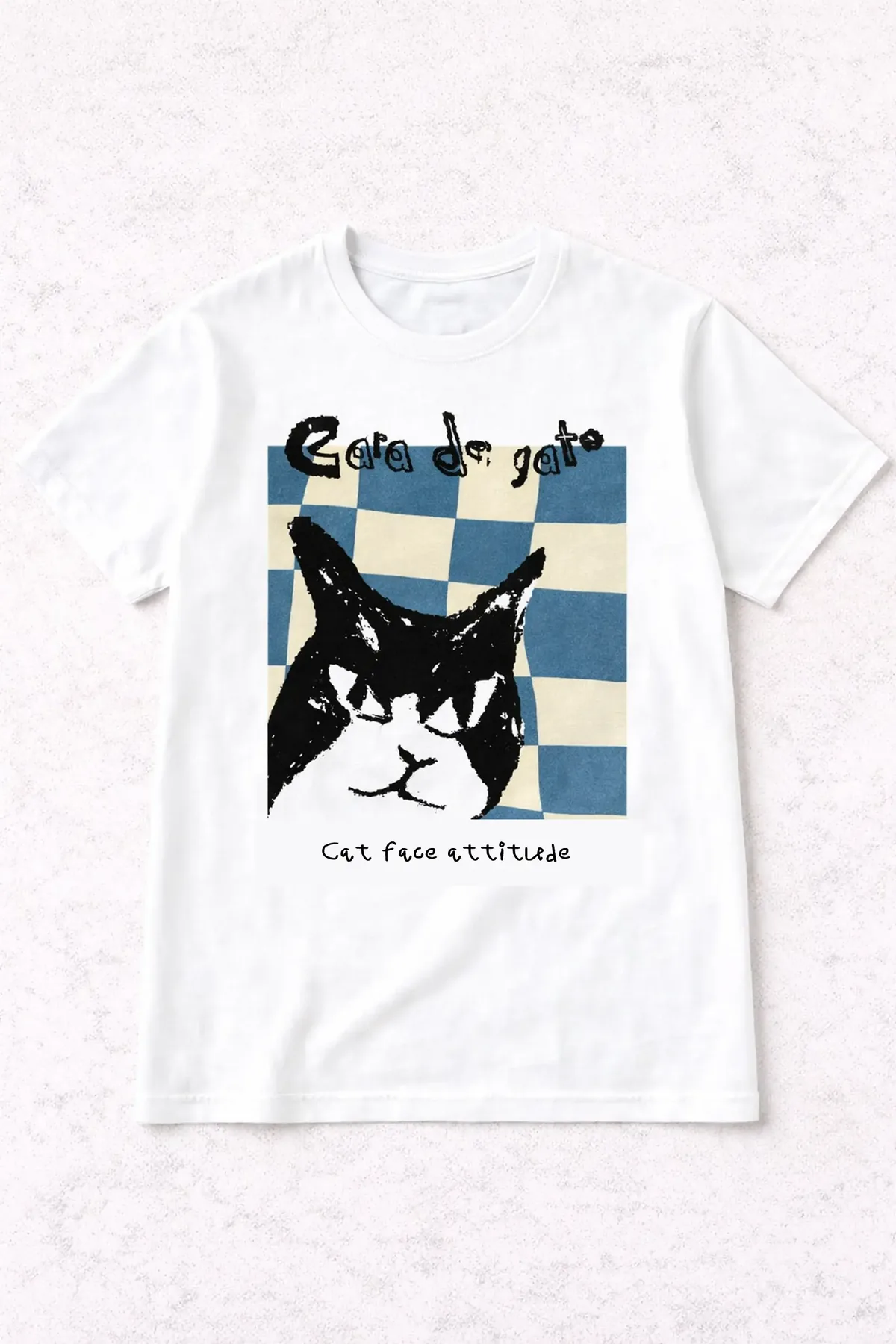 Polera blanca con un gato blanco y negro sobre un damero azul y crema