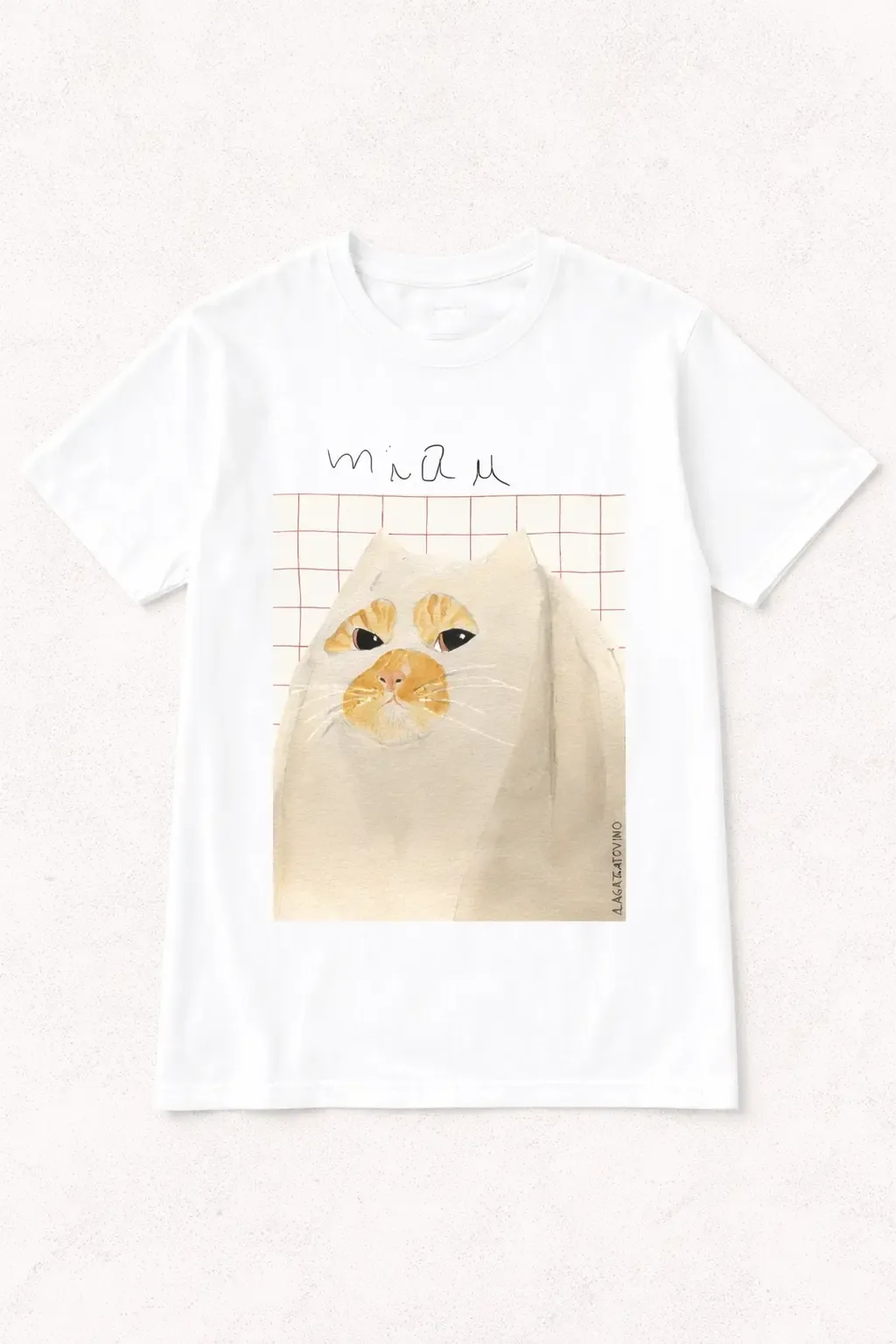 Polera blanca con un gato en acuarela tapado como fantasma