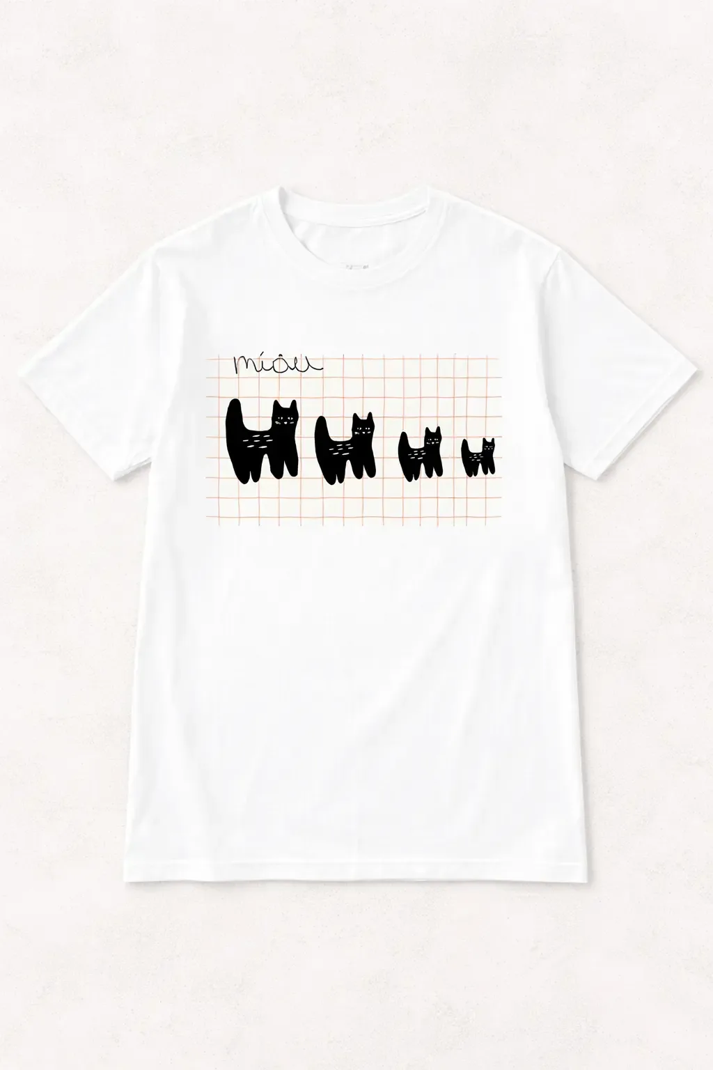 Polera blanca con cuatro gatos negros en fila sobre una cuadrícula rosada